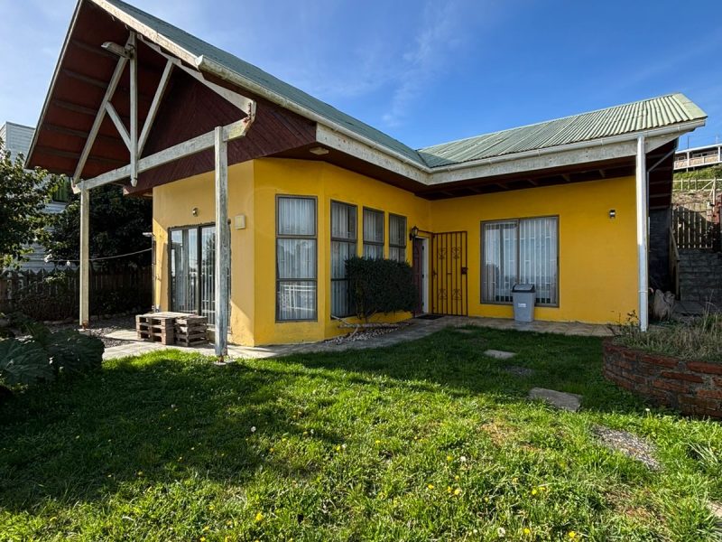 Se vende casa con departamentos con vista al mar, en Puerto Saavedra