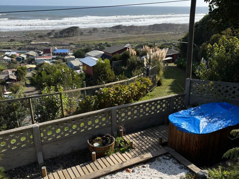 Se vende casa con departamentos con vista al mar, en Puerto Saavedra