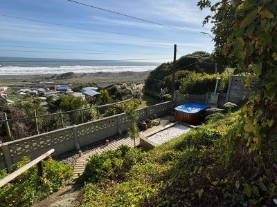 Se vende casa con departamentos con vista al mar, en Puerto Saavedra