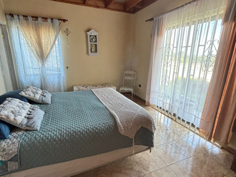 Se vende casa con departamentos con vista al mar, en Puerto Saavedra