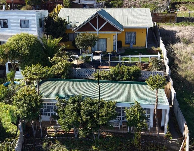 Se vende casa con departamentos con vista al mar, en Puerto Saavedra